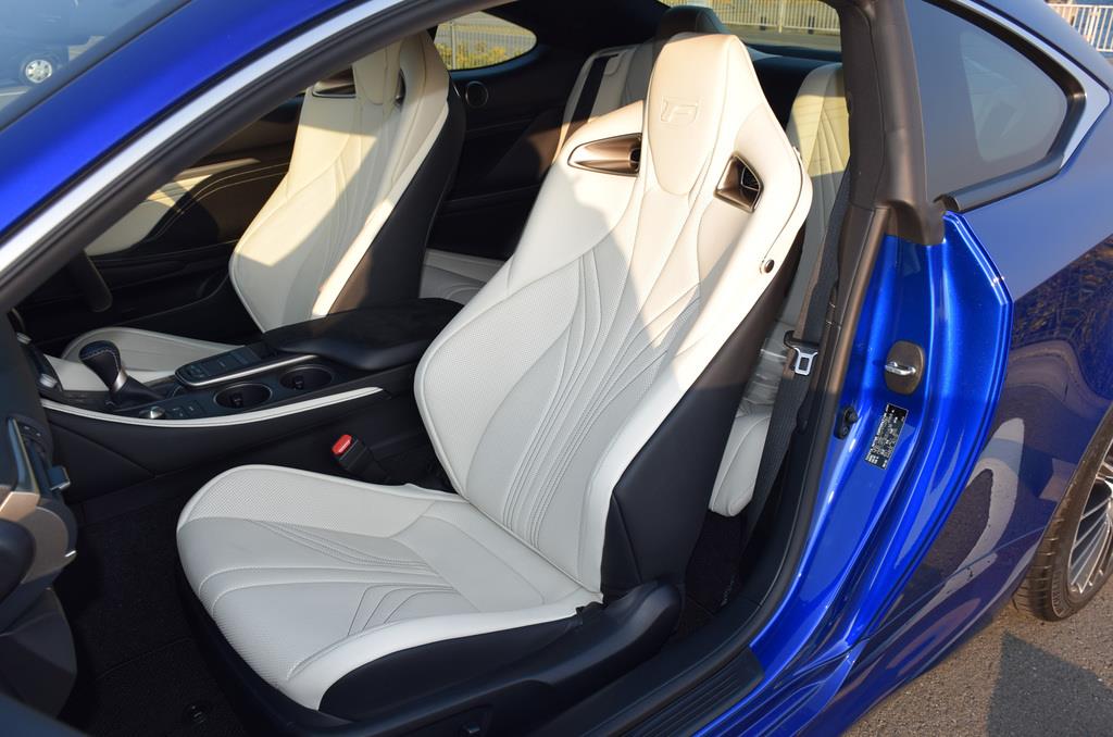 高いホールド性を誇るハイバックのスポーツシート