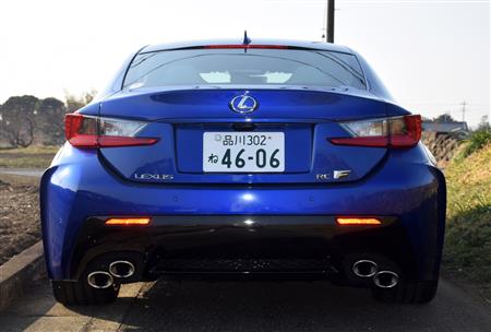 フェンダーが張り出したワイドボディ。リアタイヤは幅２７５ミリ。４本出しマフラーも雰囲気たっぷり