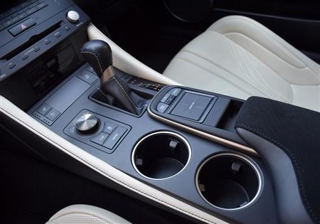 シフトレバーの左に「走行モードセレクト」「ＴＶＤ」「ＶＳＣ」などのスイッチ類を配置。ナビ操作につかうリモートタッチの使い勝手は悪くない
