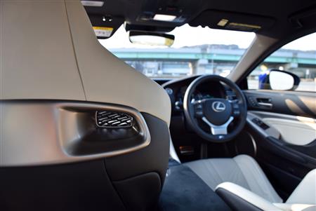 後席に座ってみる。スポーティーなディテールがパッセンジャーの気分を高める