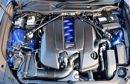Ｖ型８気筒の５リットルエンジン。「Ｆ」のエンブレムと青色に光る８本のインマニがかなり目立つ