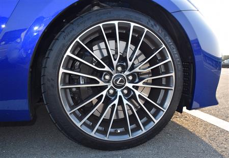 高性能ベンチレーテッドディスクブレーキと１９インチタイヤ。ミシュランの「パイロットスーパースポーツ」を履いている