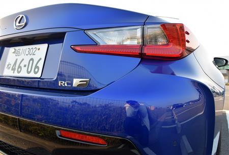 まるで鏡のようなボディに景色がくっきり映り込む