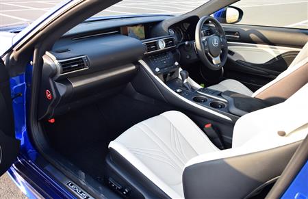 レクサス「ＲＣ Ｆ」のインテリア。けっしてスポーツカーらしくないが、高級感に溢れ雰囲気もいい
