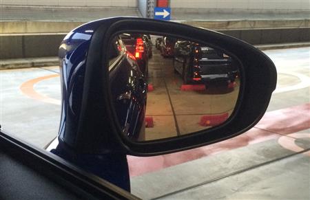 ギアをリバースに入れると下に傾くドアミラー。バックする時にとても便利