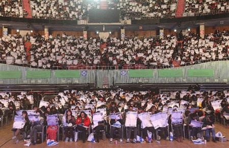 多くの学生と保護者が参加した民間の予備校主催のイベント。大学適性試験の結果を受け、どの大学に進学すればいいのか確認した。このときが子供たちのピーク？＝２０１５年１２月、ソウル市内（ＡＰ）