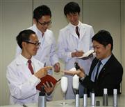 「ファンケルメン」の洗顔料のクリーミーな泡立ちについて語る開発メンバー＝横浜市戸塚区