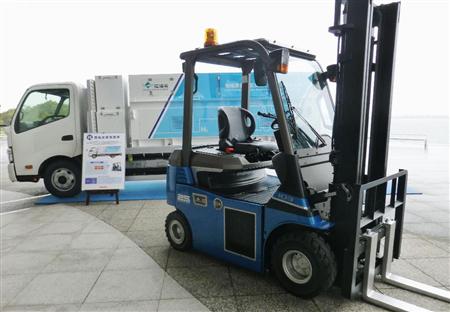 実証プロジェクトで使用する燃料電池車のフォークリフト（手前）。後方は水素を運搬するためのトラック＝１４日午後、横浜市
