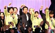 自民党大会で、参院選挙の必勝を期しガンバローコールを行う安倍晋三（しんぞう）総裁（中央）ら＝２０１６年３月１３日午前、東京都港区（春名中撮影）