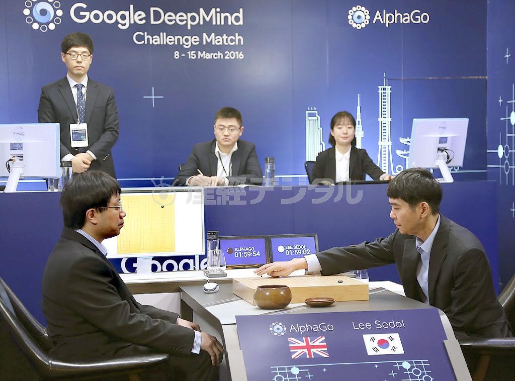 囲碁ソフト「アルファ碁」と韓国人プロ棋士、李世●（石の下に乙、イ・セドル）九段（手前右）による５回戦の第４戦＝２０１６年３月１３日、韓国・首都ソウル（グーグル提供・共同）