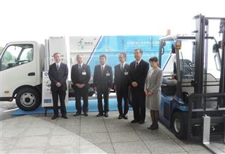 トヨタ自動車や東芝などは今秋から神奈川県で、風力発電で製造した水素を燃料電池フォークリフトに供給する実証実験を開始する＝１４日、横浜市西区