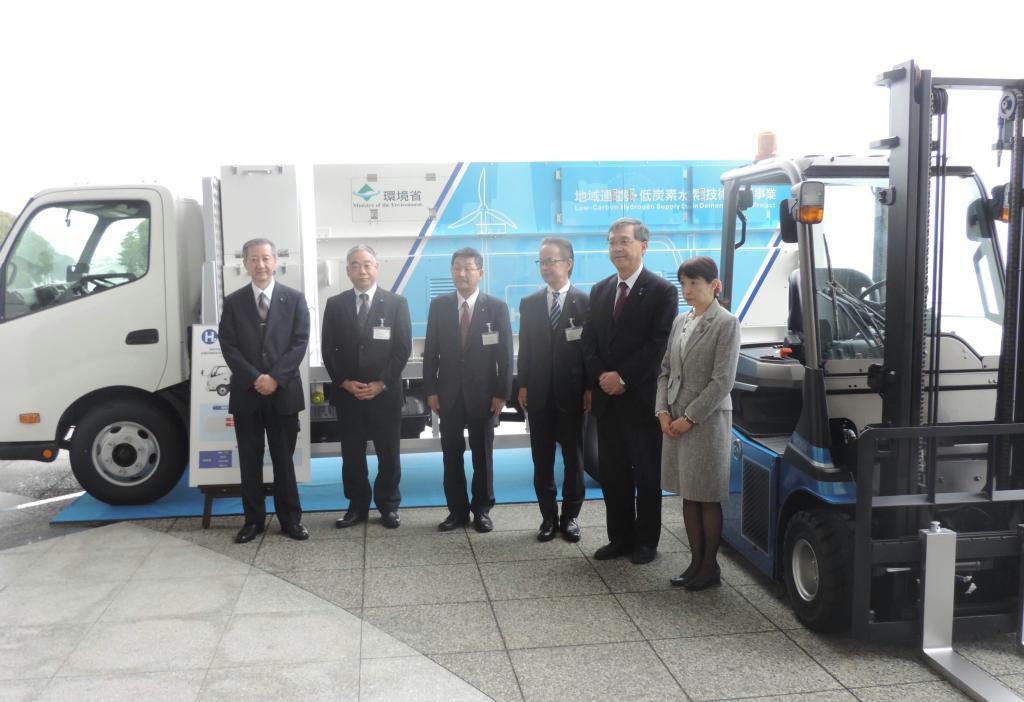 トヨタ自動車や東芝などは今秋から神奈川県で、風力発電で製造した水素を燃料電池フォークリフトに供給する実証実験を開始する＝１４日、横浜市西区