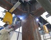 大林組が開発した現場上向きロボット溶接工法（同社提供）