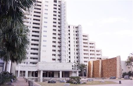 宿泊したリゾートマンション「アルトゥーレ美浜」＝沖縄県北谷町