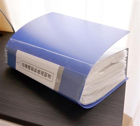 大型冷蔵庫、洗濯機、電子レンジなど家電、家具、アメニティは完備。取扱説明書を納めたクリアファイルはこの厚さ