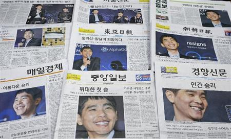 李世●（石の下に乙、イ・セドル）九段が囲碁ソフト「アルファ碁」に勝利したことを伝える３月１４日の韓国各紙＝２０１６年（共同）