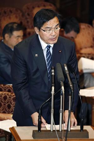 参院予算委で答弁する馳文科相＝１５日午前