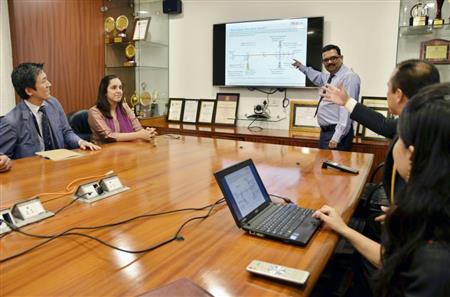 インド西部ムンバイにある第一生命保険のインド合弁生保で開かれた日本人とインド人の社員による会議＝１月（共同）