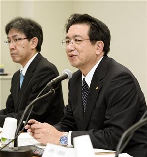 ２０１６年春闘について記者会見する、トヨタ自動車の上田達郎常務役員（右）＝１６日午前、愛知県豊田市