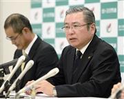 ２０１６年春闘で、回答を受けて記者会見するトヨタ自動車労働組合の鶴岡光行委員長（右）＝１６日午後、愛知県豊田市