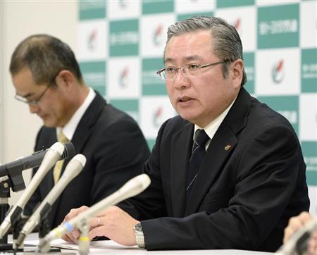 ２０１６年春闘で、回答を受けて記者会見するトヨタ自動車労働組合の鶴岡光行委員長（右）＝１６日午後、愛知県豊田市