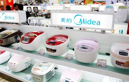 中国江蘇省南京の家電売り場に並ぶ美的集団の炊飯器＝２０１５年１１月（共同）