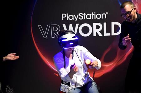 ソニーのＶＲ端末でデモンストレーションを行う女性＝１５日、サンフランシスコ（ロイター）