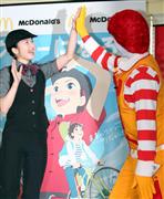 マクドナルドクルーの衣装を着てドナルドとハイタッチするＡＫＢ４８総監督・横山由依＝東京・新宿
