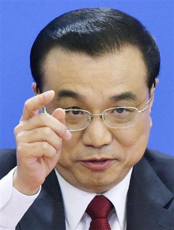 全人代が閉幕し、記者会見する中国の李克強首相＝１６日、北京の人民大会堂（共同）