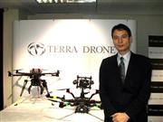 テラドローンがサービスを提供するドローンと徳重徹社長＝１６日