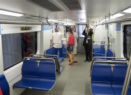 日立製作所が納入する鉄道車両の実物大模型＝１６日、フロリダ州マイアミ（共同）