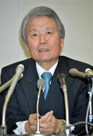 記者会見する経団連の榊原定征会長＝１６日午後、東京・大手町の経団連会館