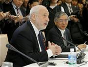 国際金融経済分析会合であいさつする米コロンビア大のジョセフ・スティグリッツ教授。右は日銀の黒田東彦総裁＝１６日、首相官邸