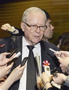 国際金融経済分析会合を終え、記者の質問に答えるデール・ジョルゲンソン米ハーバード大教授＝１７日夜、首相官邸