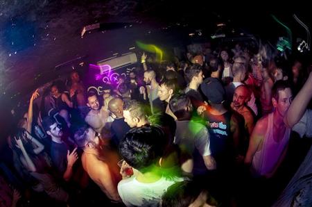 ロンドン市内のナイトクラブ。単に音楽や飲酒を楽しむだけでなく、さまざまな人々の出会い、交遊の場でもあるため、英国の警察当局は治安上の理由から監視強化に乗り出したようだ（ゲッティ＝共同）