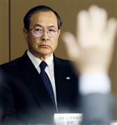 厳しい表情で記者会見する東芝の室町正志社長＝１８日午後、東京都港区の本社