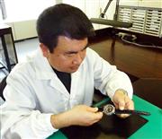 セイコーウオッチが発売する腕時計「ＦＵＧＡＫＵ」を手にする現代の名工の平賀聡氏＝４日、千葉市美浜区