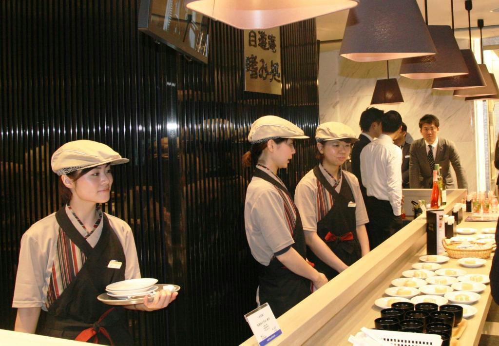 日本橋三越本店では４月５日まで、桜をテーマにした食事を提供する＝東京都中央区