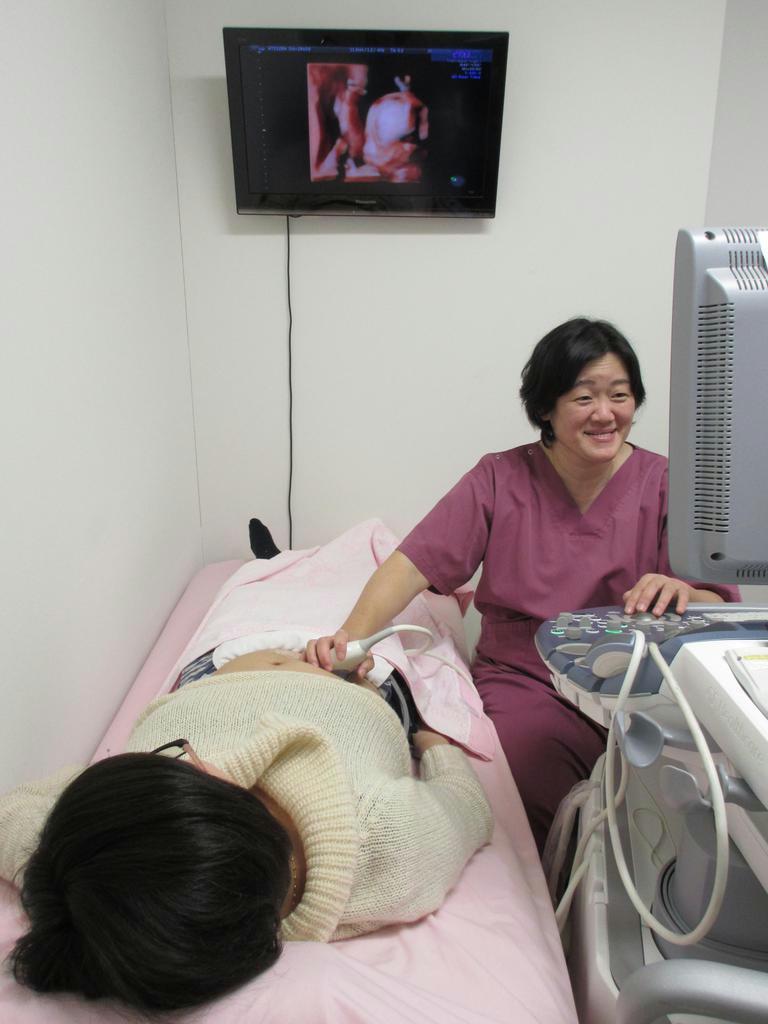 おなかの中の胎児を立体的に映し出す超音波検査。４Ｄ機能付きの機器では心臓の動きまで調べられる＝堺市中区のベルランド総合病院
