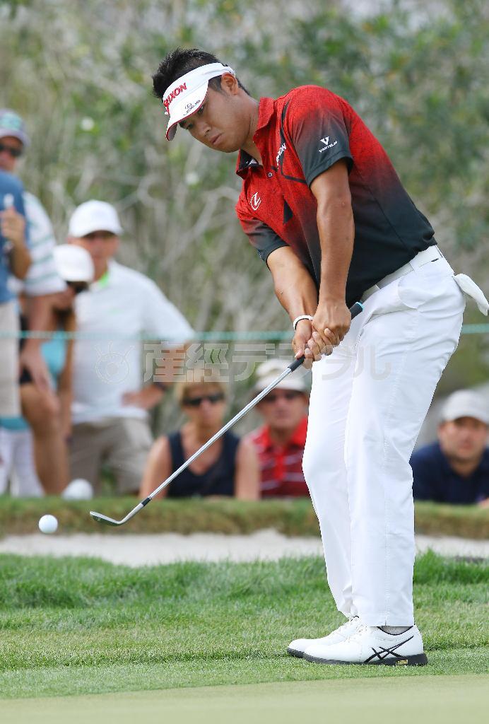 １４番で第２打を放つ松山英樹＝２０１６年３月１７日、米フロリダ州オーランドのベイヒル・クラブ（共同）