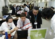 サイバー攻撃への対処ぶりを競う訓練で、課題に取り組む府省庁の担当者ら＝１８日午前、東京都内