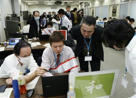 サイバー攻撃への対処ぶりを競う訓練で、課題に取り組む府省庁の担当者ら＝１８日午前、東京都内