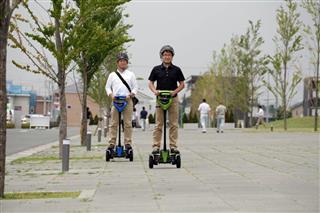 実証実験として公道を走るトヨタ自動車の「ウィングレット」＝茨城県つくば市