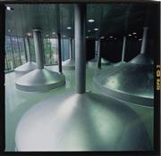 アサヒビールのビール工場内の煮沸釜（同社提供）