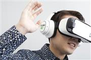 サムスン電子が開発したヘッドフォン型ＶＲ端末の「Ｅｎｔｒｉｍ４Ｄ」。ヘッドマウントディスプレーと合わせ、仮想現実に視角だけでなく“動き”を加えた