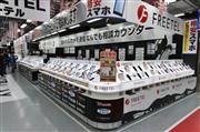 「ヨドバシカメラマルチメディアＡｋｉｂａ」に登場した巨大な「格安スマホ」コーナー。店舗１階の南側エリアを東西に横断する形で、「ＦＲＥＥＴＥＬ」などＳＩＭフリー端末がズラリと並ぶ