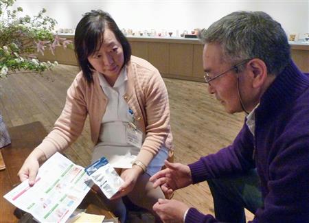 薬の使い方について話すかかりつけ薬剤師の篠原久仁子さん（左）と患者の菅野政司さん＝２月、水戸市