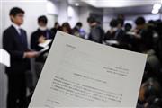 野球賭博に関する聞き取り調査の結果を説明するＤｅＮＡ三原一晃専務取締役（左）と、報道陣に配られた資料＝２０１６年３月２０日、神奈川県横浜市中区の横浜スタジアム（小倉元司撮影）