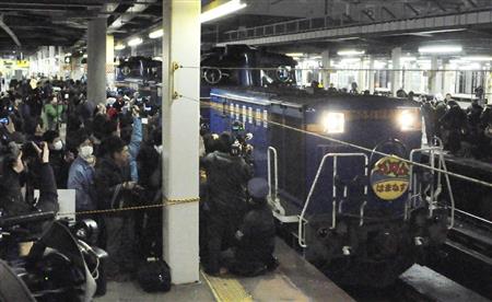 鉄道ファンが待つ中、ＪＲ札幌駅に入線した急行はまなすの上り最終列車＝２０日午後