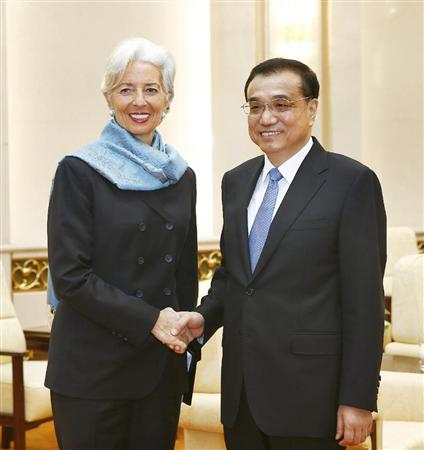 国際通貨基金のラガルド専務理事（左）と握手を交わす中国の李克強首相＝２１日、北京の人民大会堂（共同）